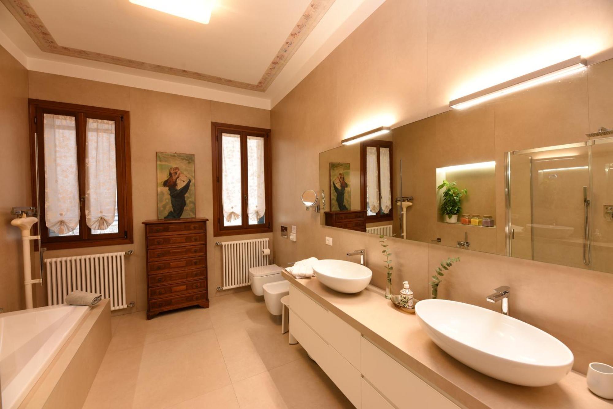 Soderini Splendor: First Floor Palazzo Charm At Castello Square Venice